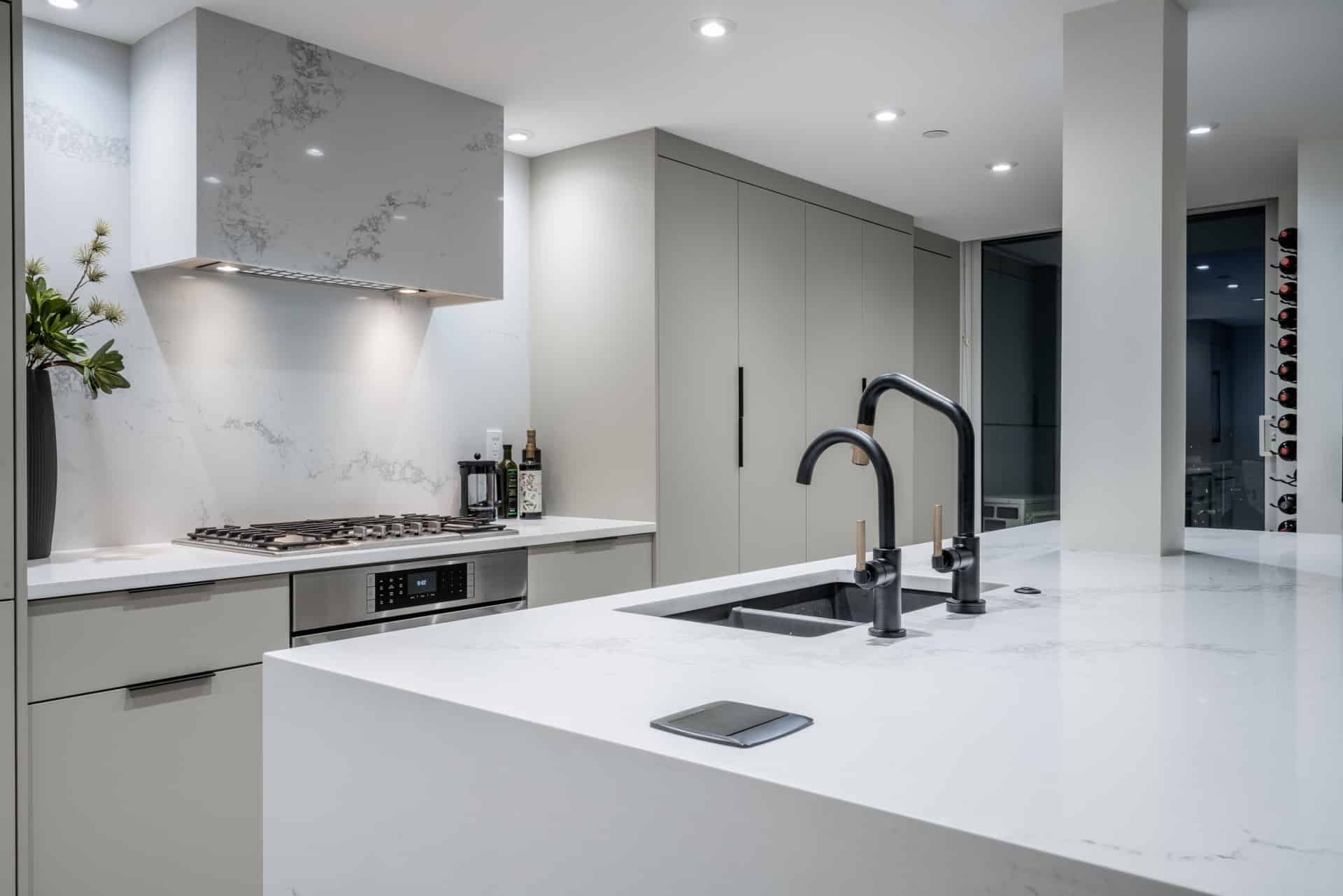 Cuisine condo à Montréal avec robinet Brizo et comptoir Caesarstone
