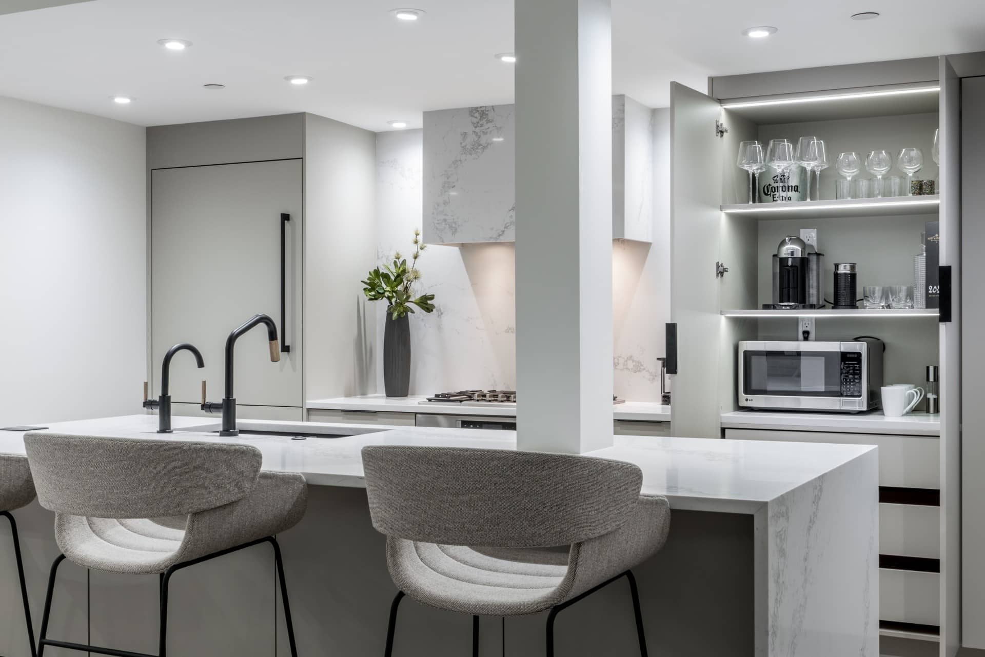 Cuisine moderne à Montréal avec réfrigérateur Fisher & Paykel intégré