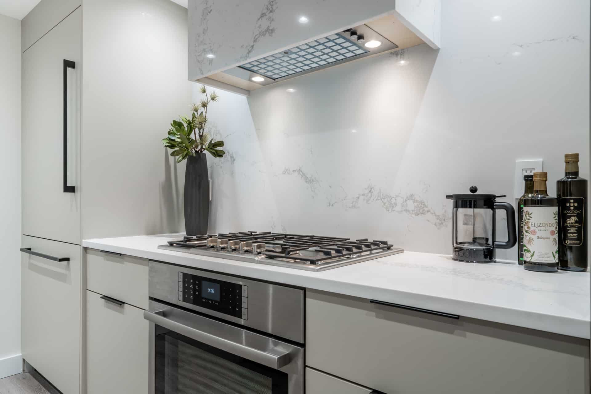 Soubassement à Montréal Caesarstone et cuisinière Bosch à Montréal
