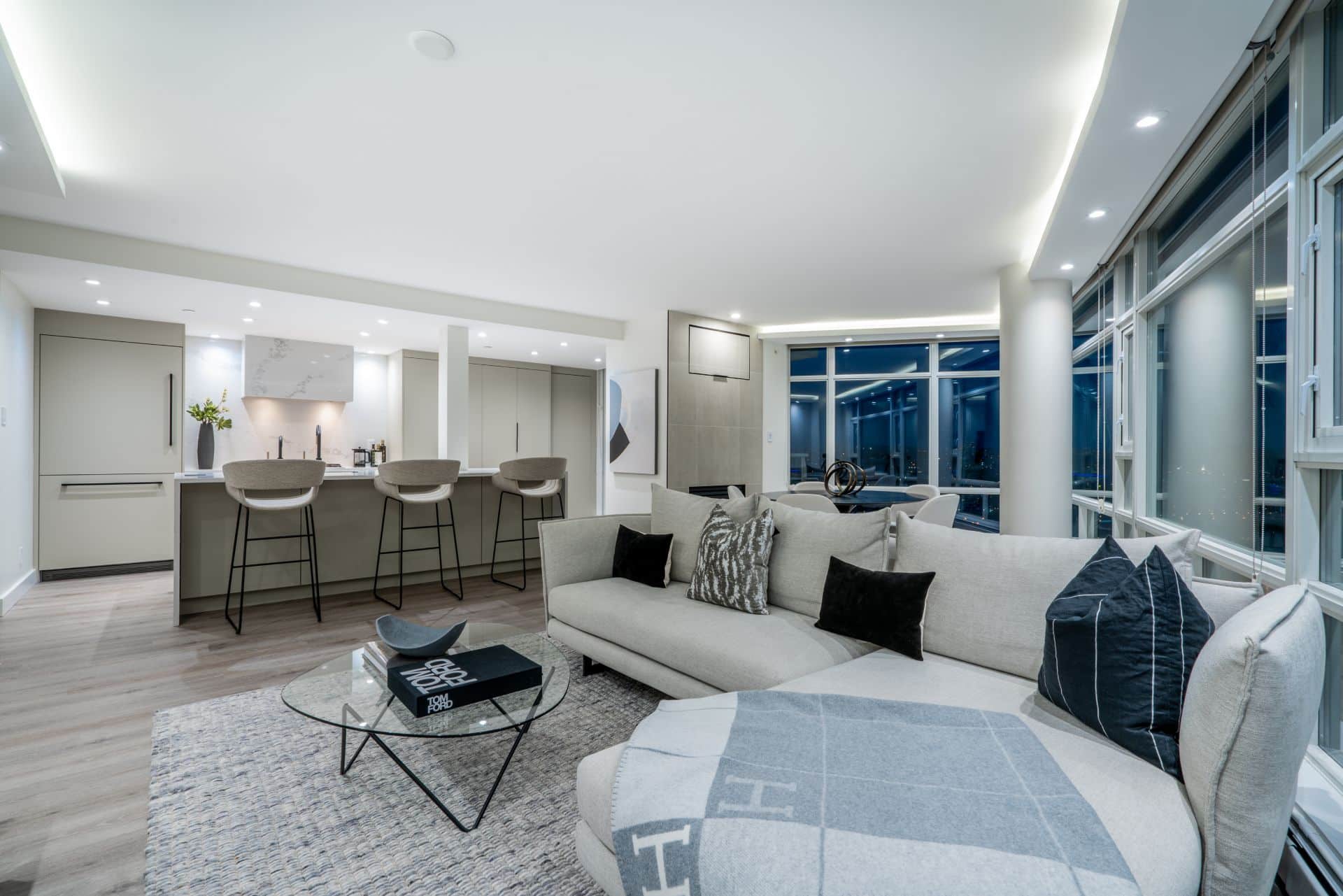 Cuisine à Montréal ouverte avec tabourets personnalisés à Montréal