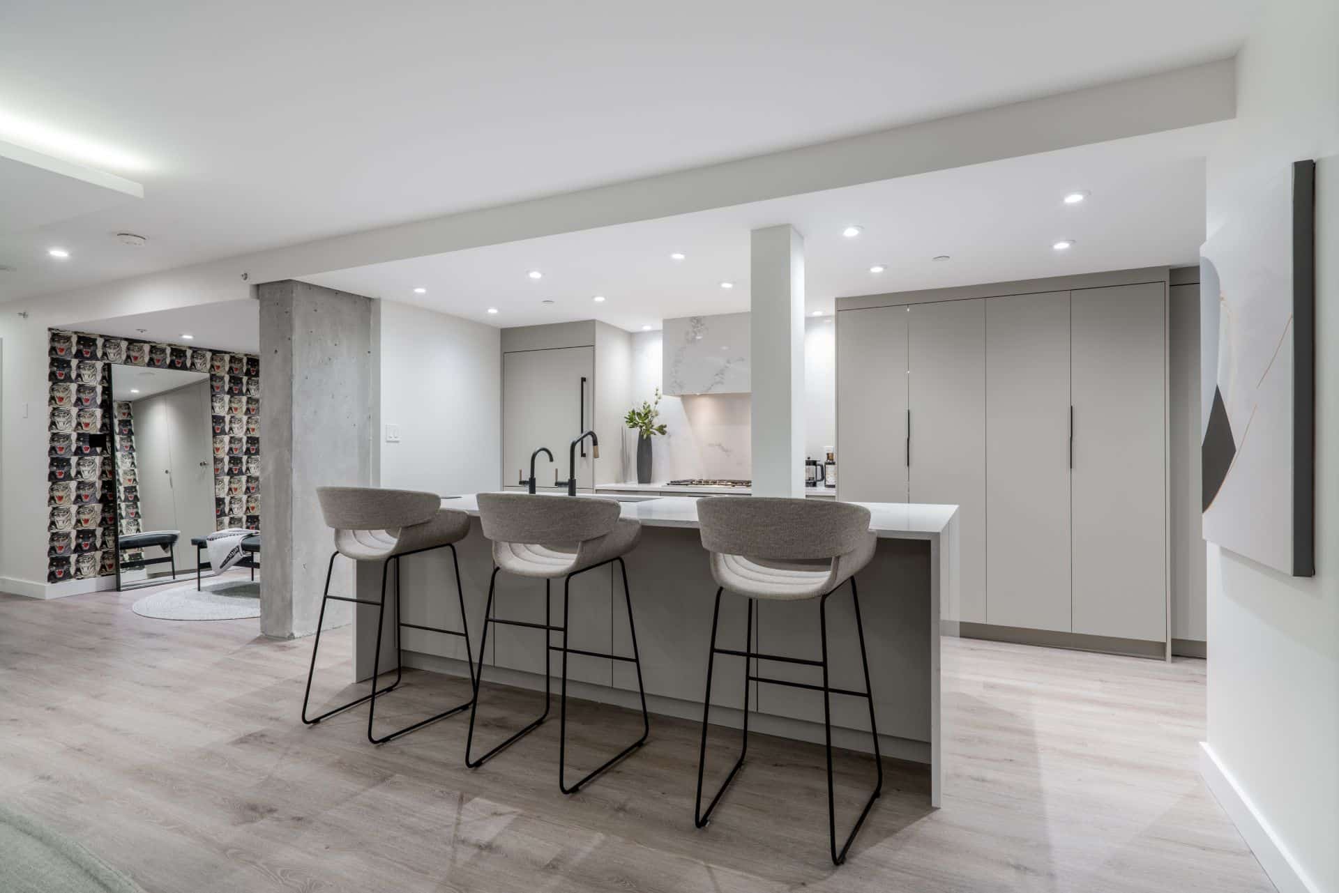 Papier à Montréal peint Gucci Tiger et colonne de béton à Montréal