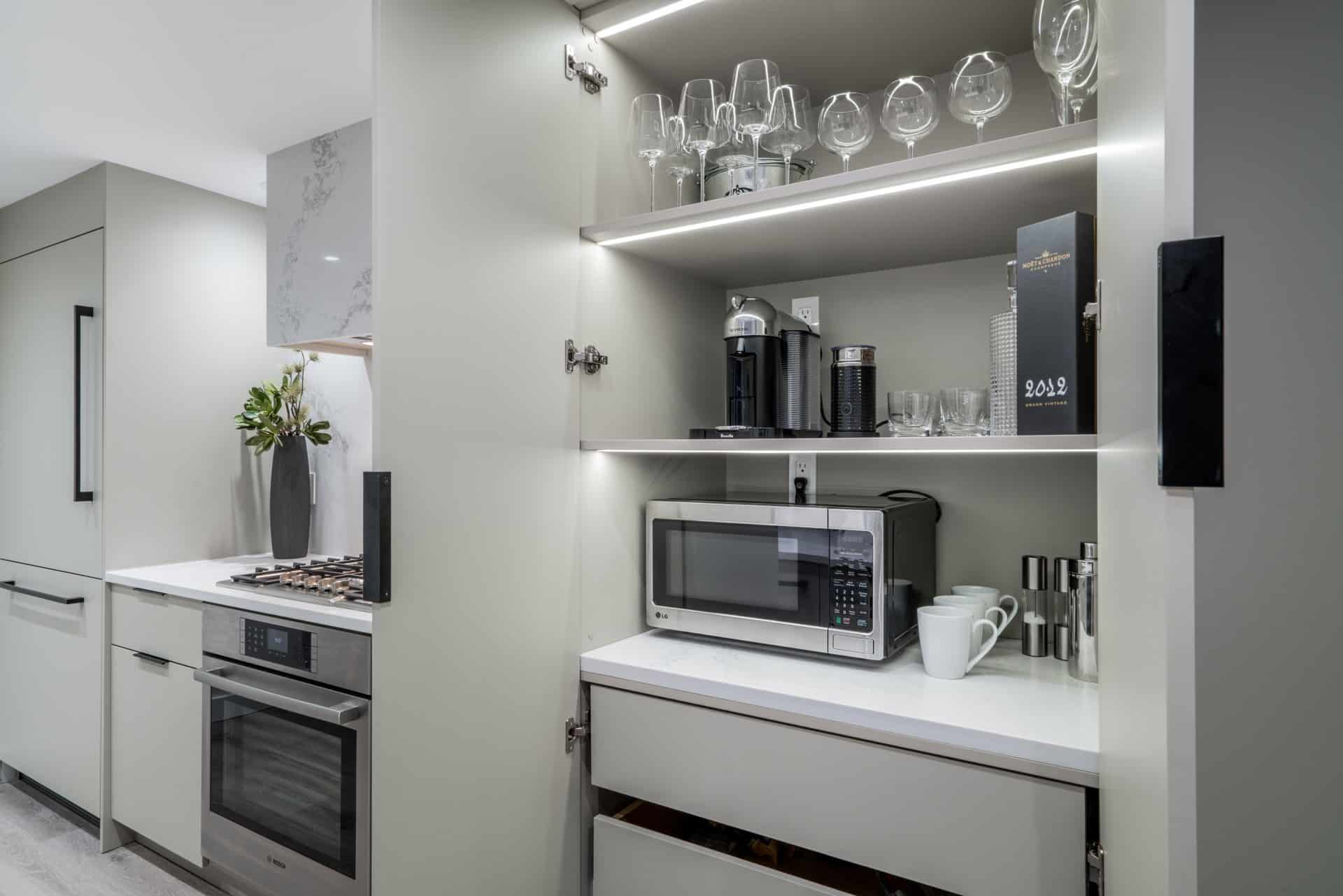 Menuiserie à Montréal peinte et électroménagers cachés à Montréal