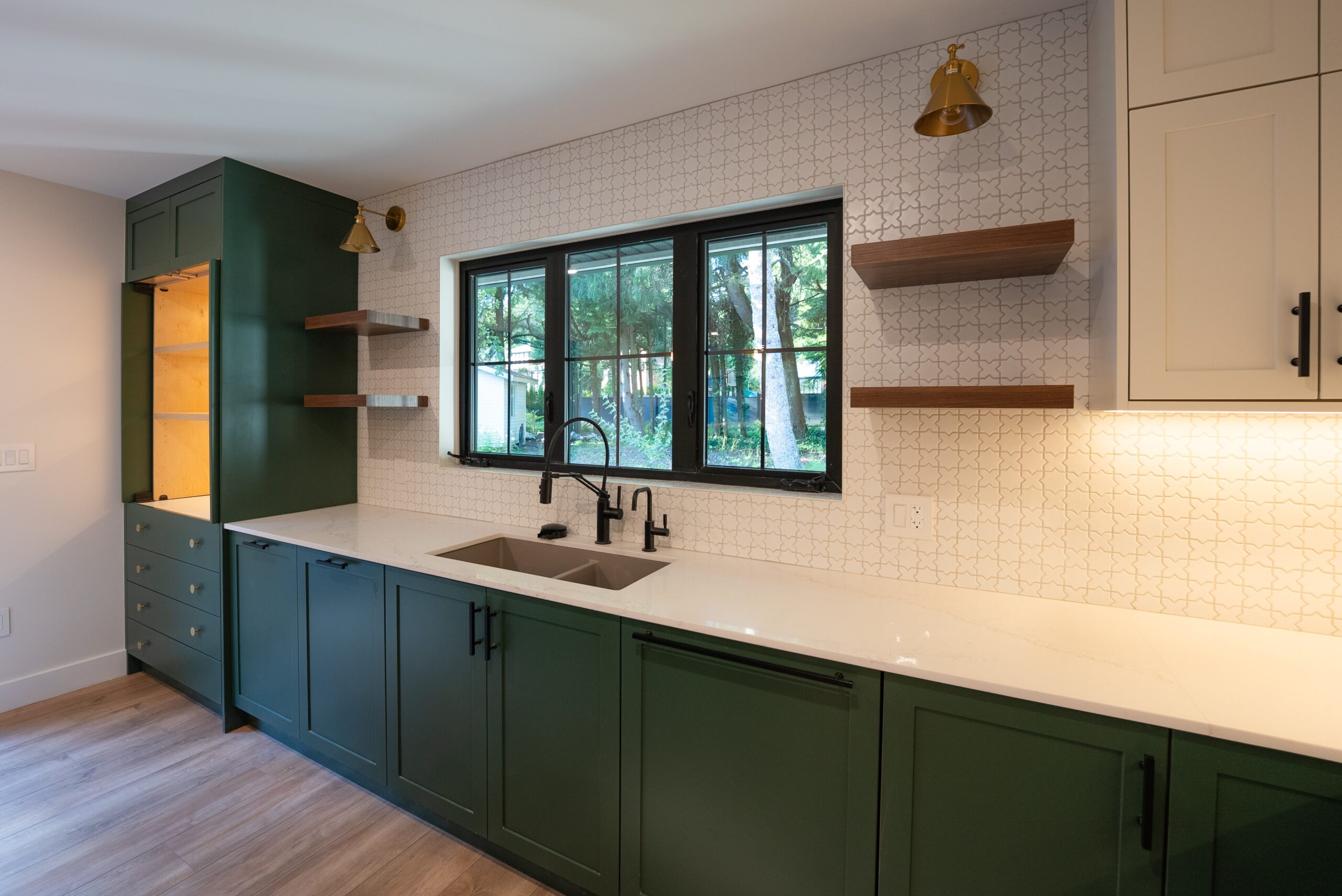 Cuisine moderne à Montréal avec armoires vertes