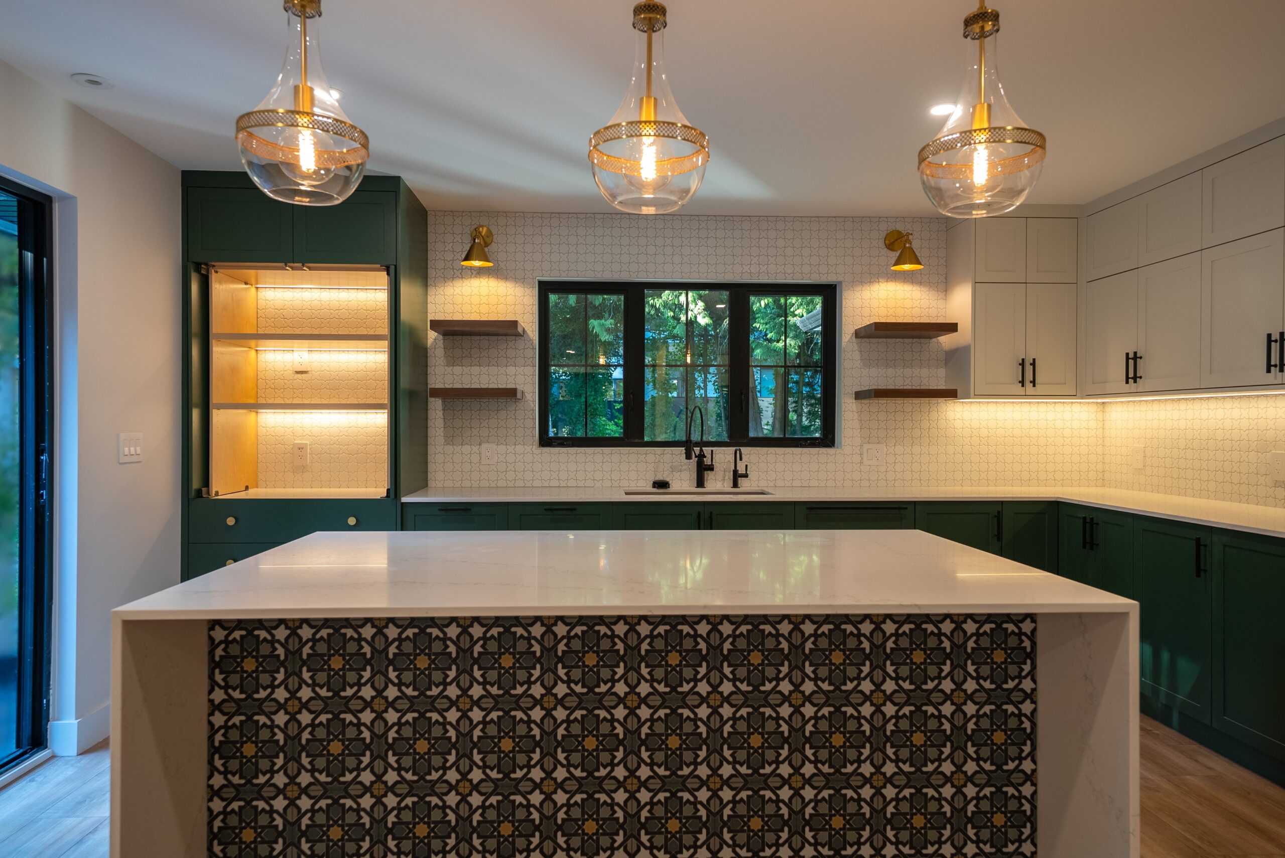 Cuisine moderne à Montréal avec îlot central