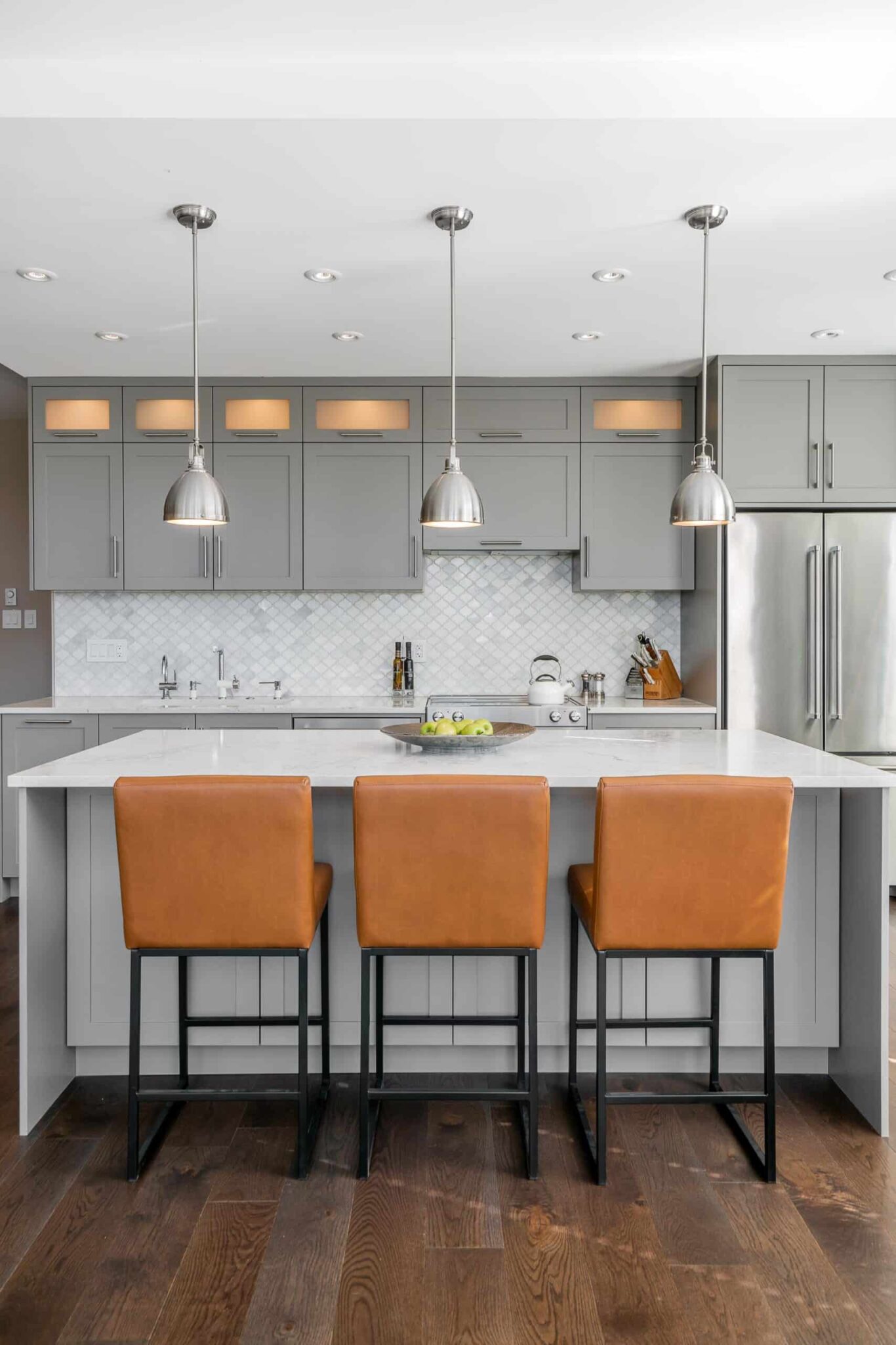 Design à Montréal cuisine grise avec îlot