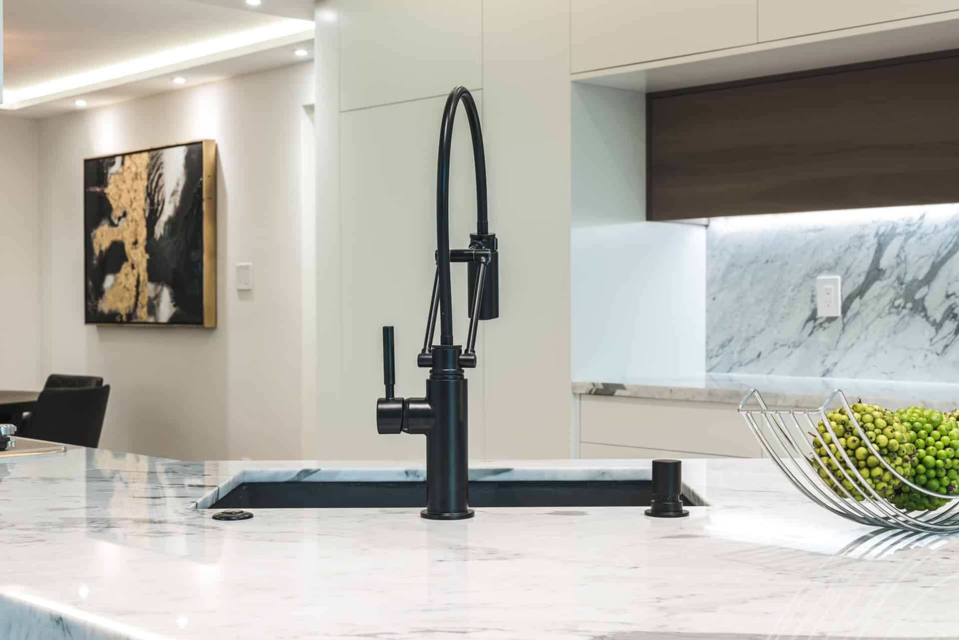 Robinet à Montréal Brizo et comptoir en marbre