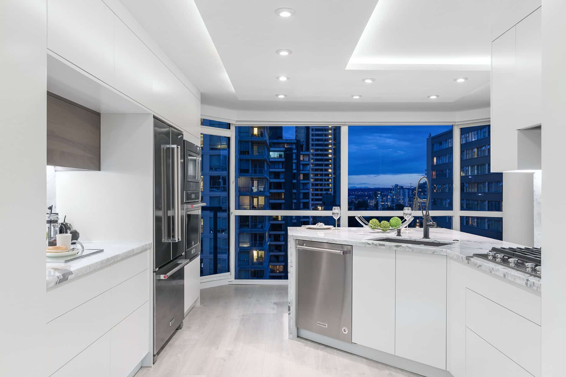 Cuisine à Montréal condo avec électroménagers inox