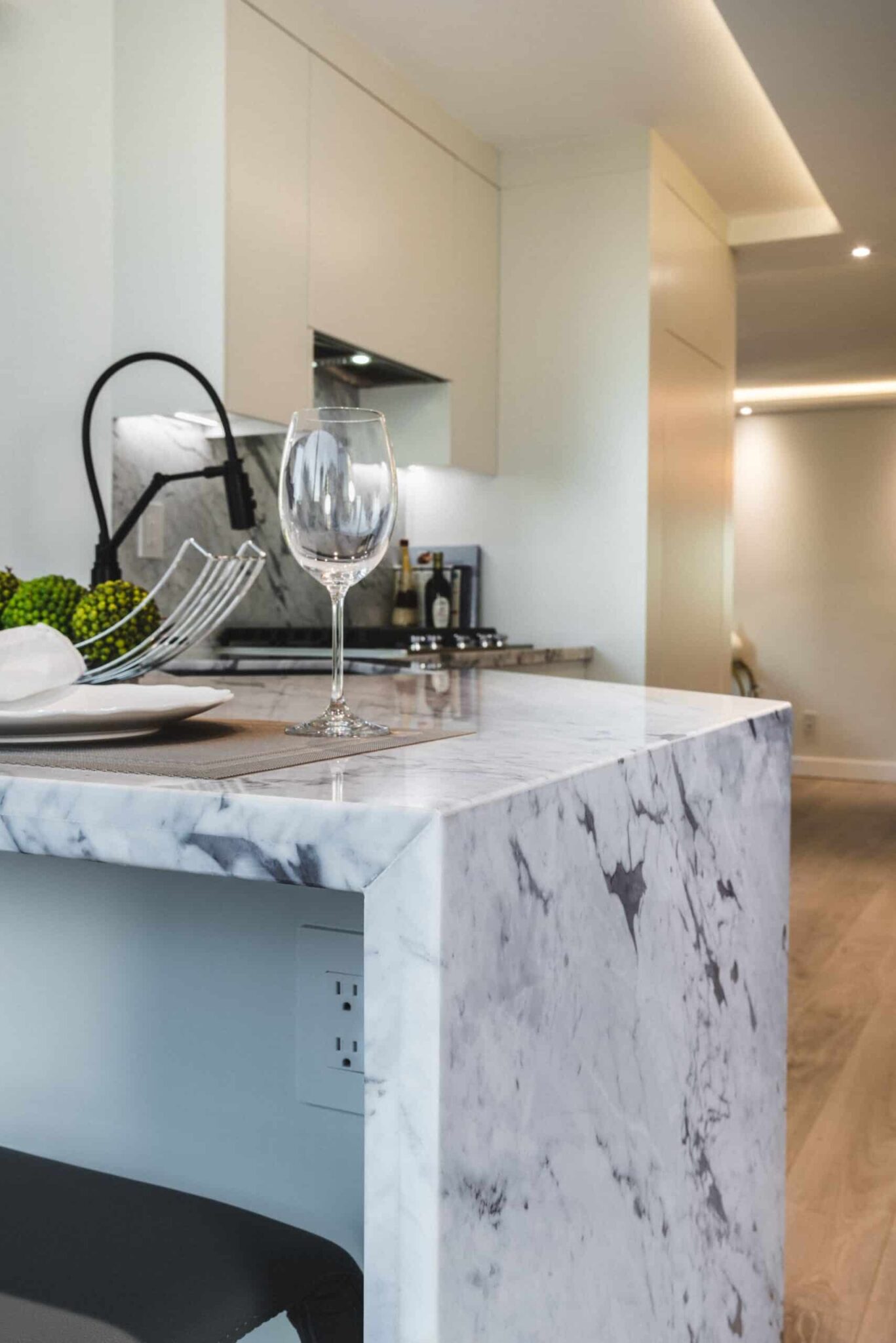 Cuisine à Montréal blanche ouverte moderne