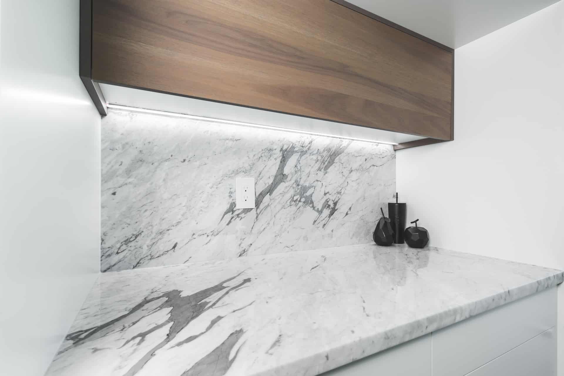 Comptoir à Montréal et soubassement marbre réel