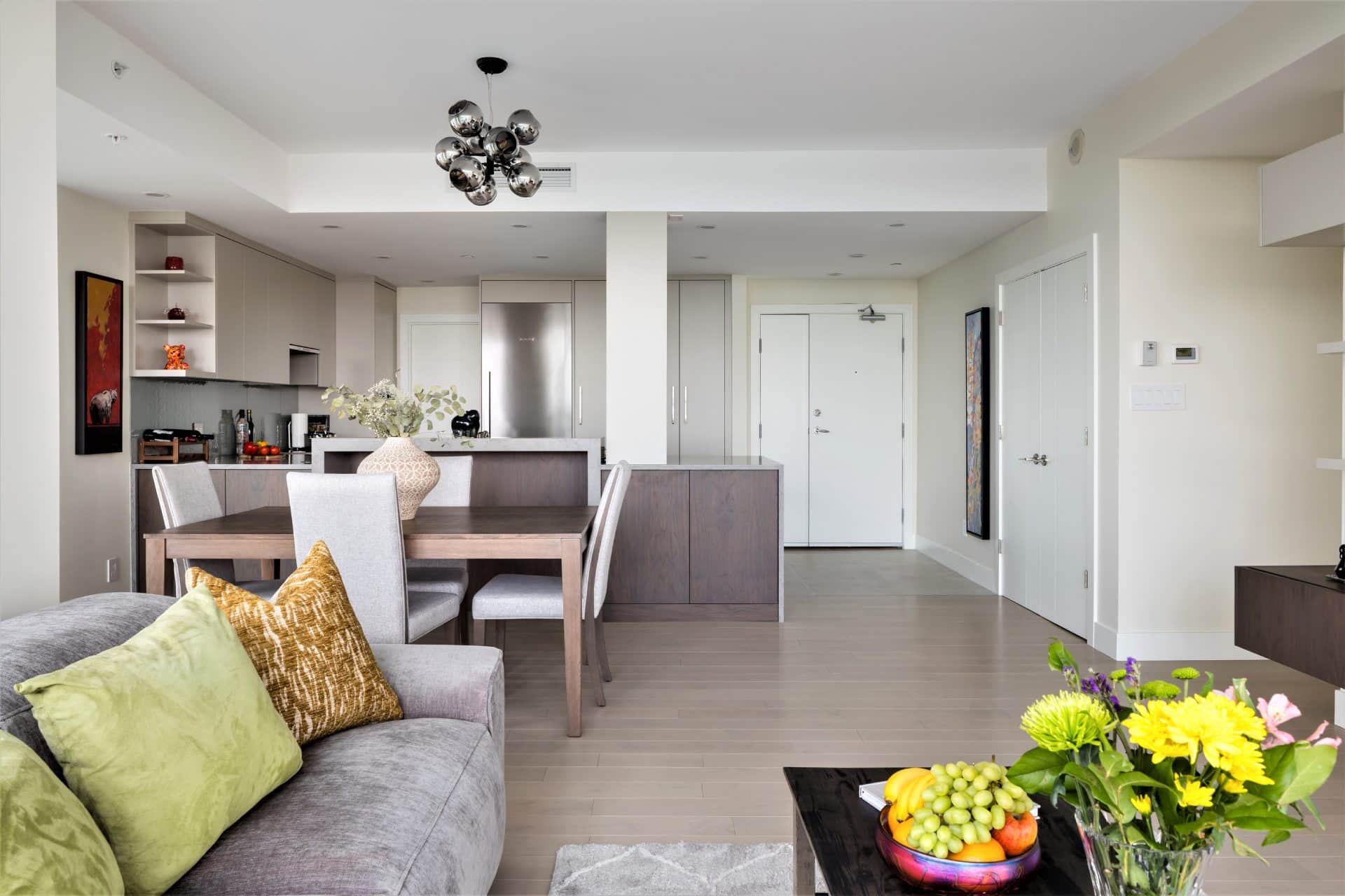 Cuisine à Montréal ouverte moderne avec noyer