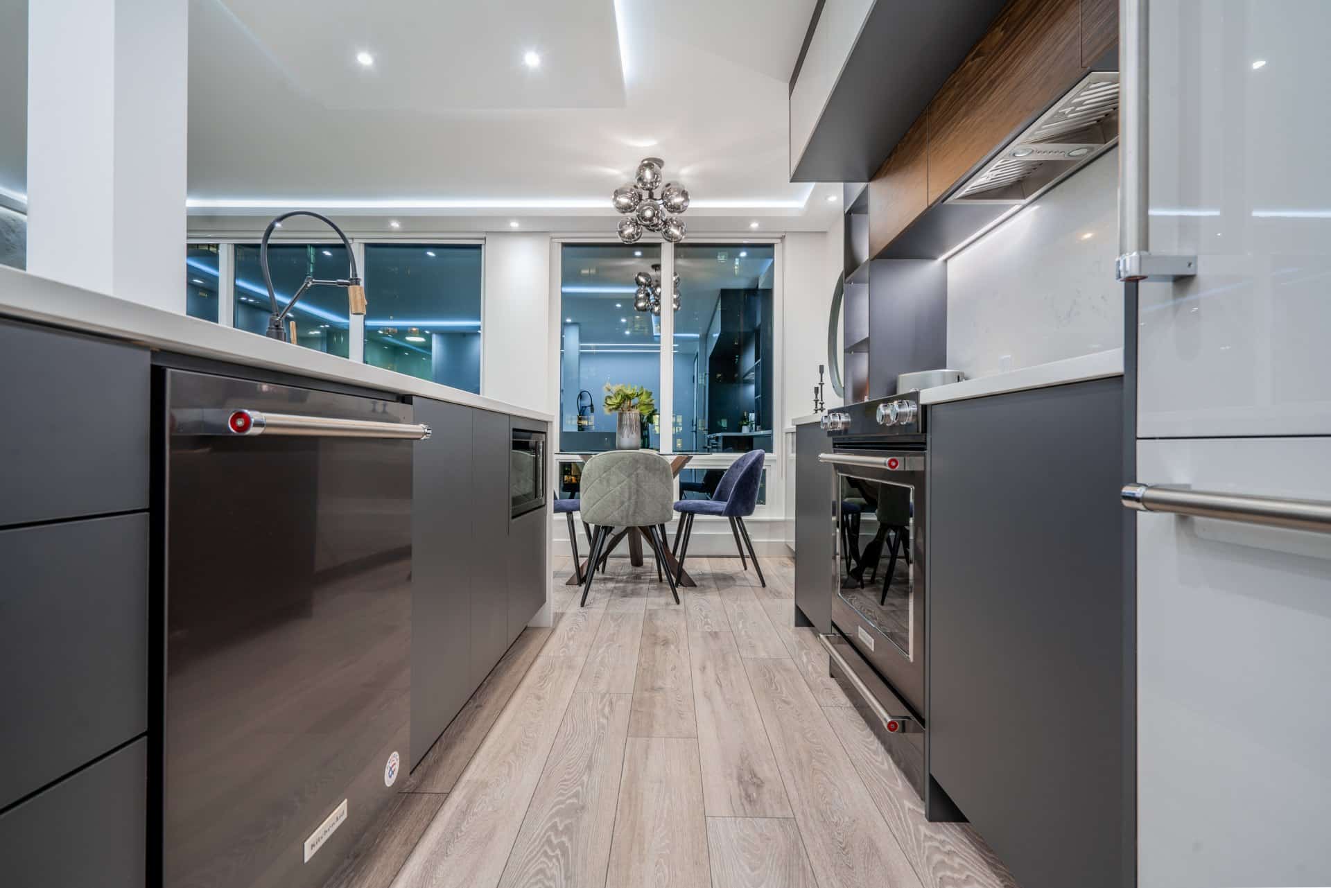 Design à Montréal cuisine sombre Vancouver