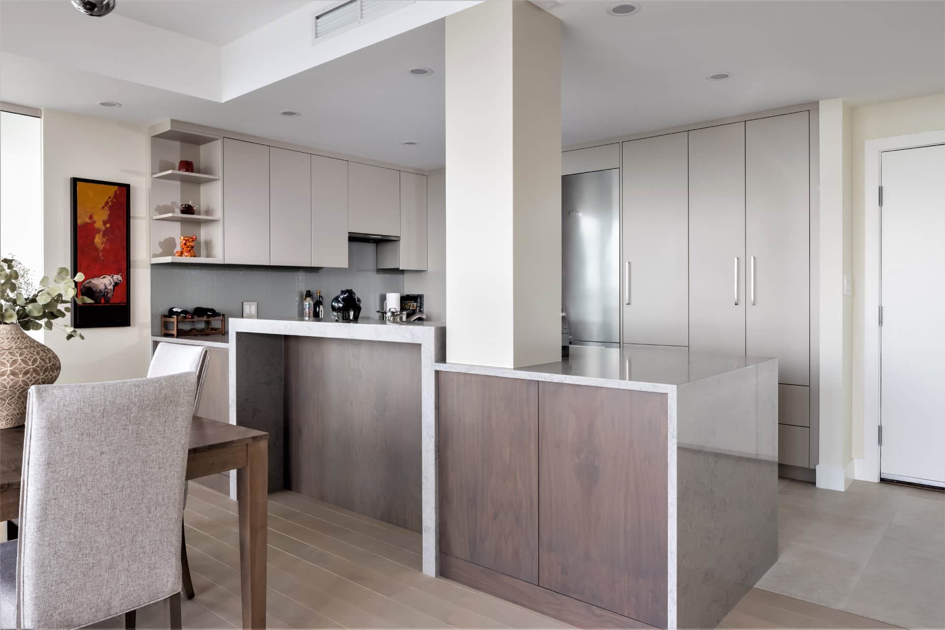 Cuisine à Montréal avec chute d'eau et électroménagers Miele