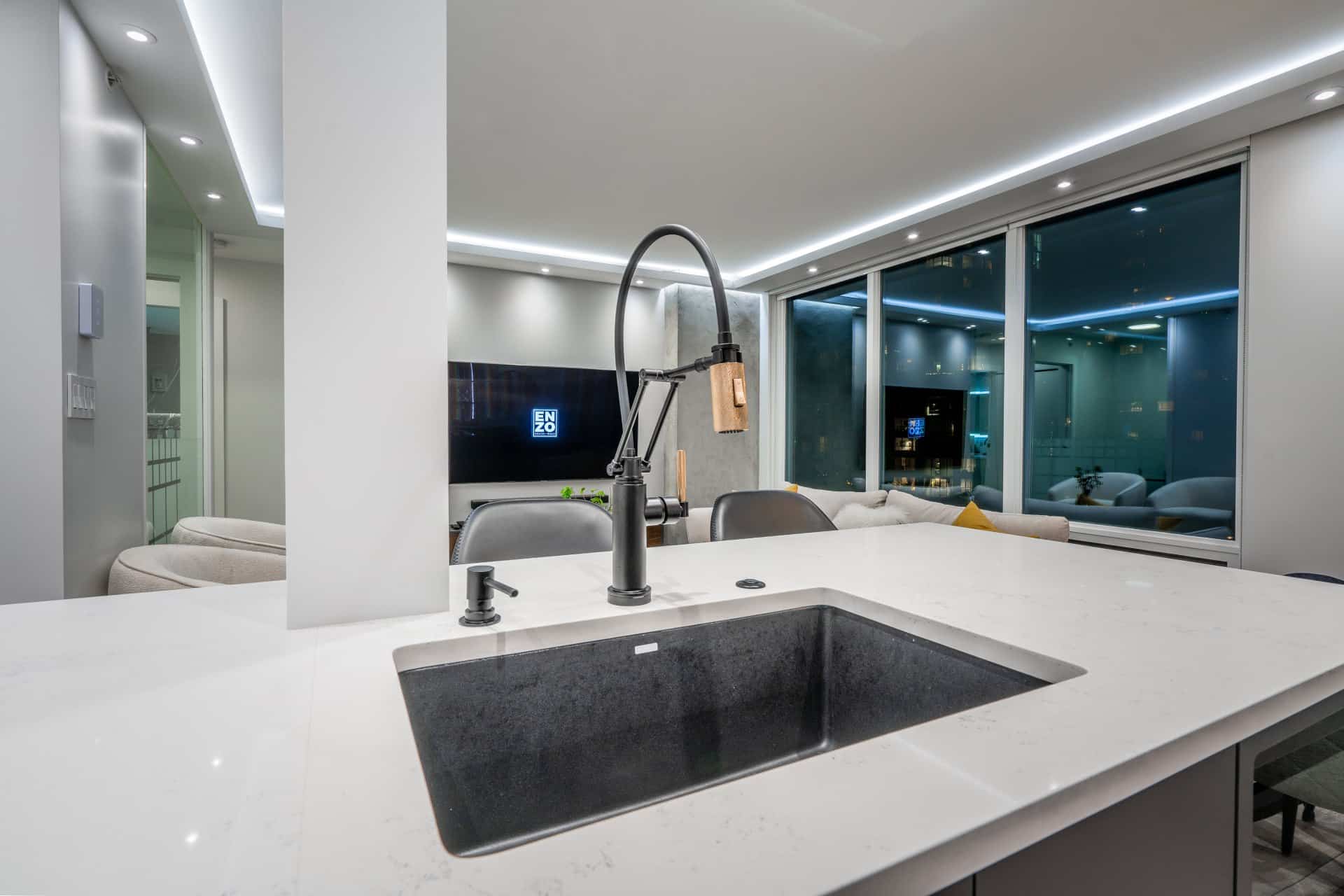 Rénovation à Montréal avec éclairage plafond et robinet noir doré