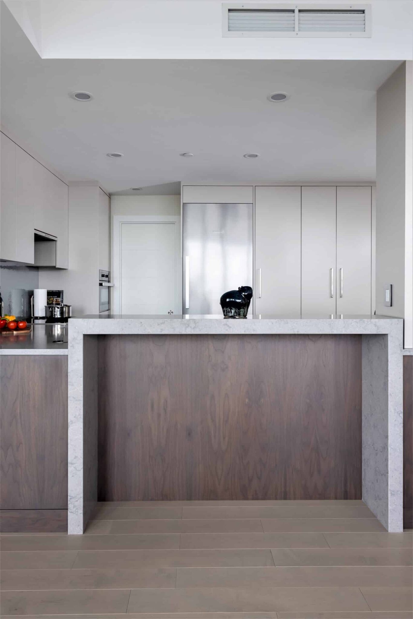 Cuisine à Montréal transitionnelle avec îlot personnalisé