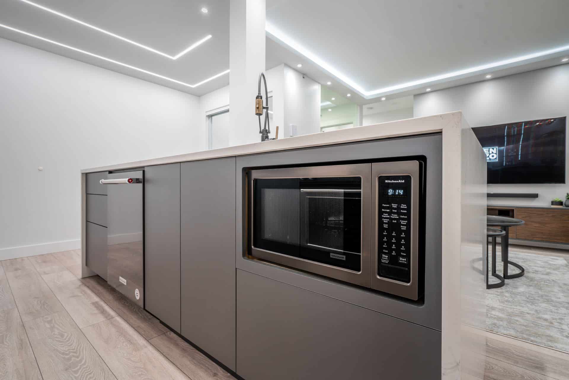 Rénovation à Montréal condo Vancouver avec micro-ondes intégré