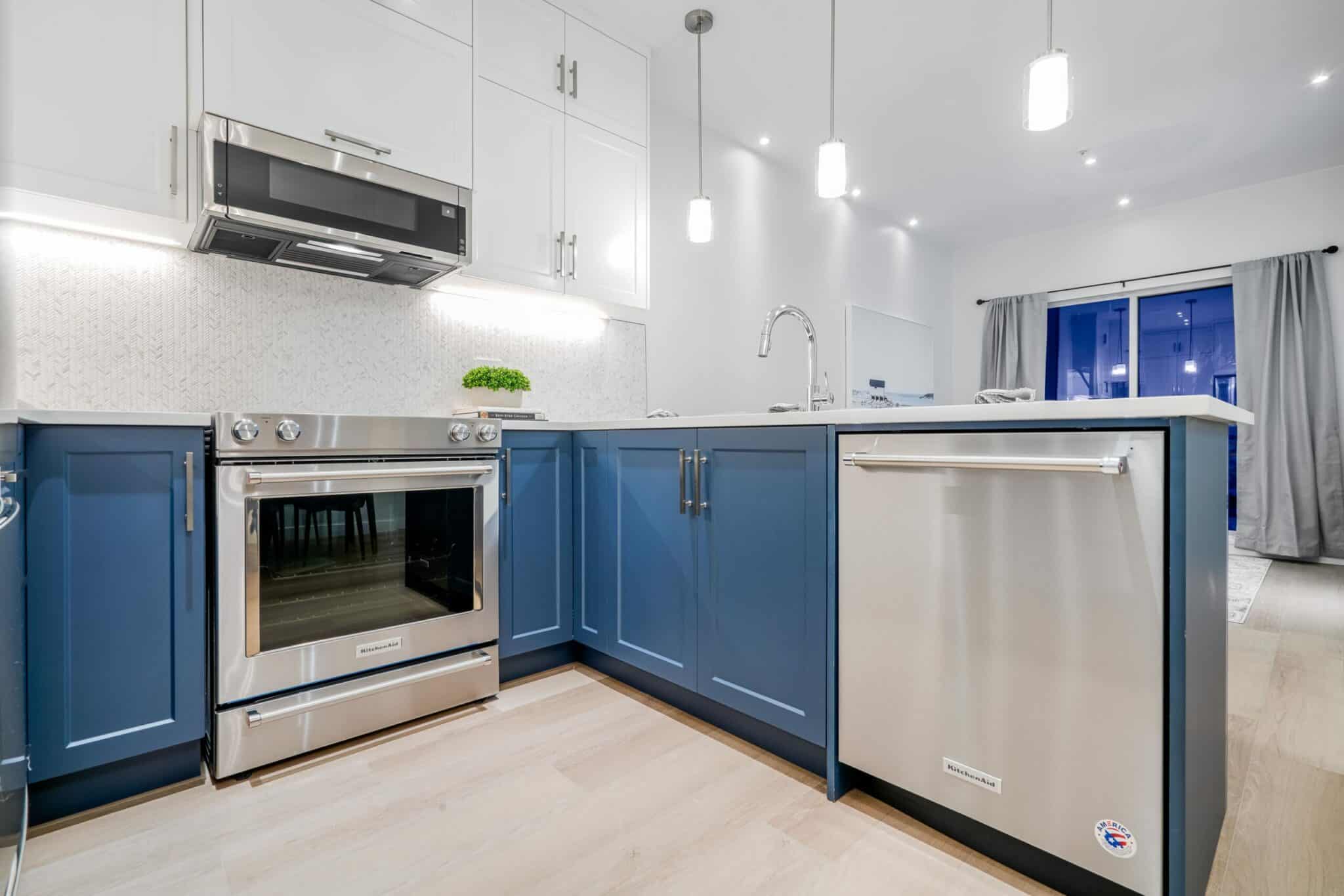 Cuisine à Montréal marine avec électroménagers inox