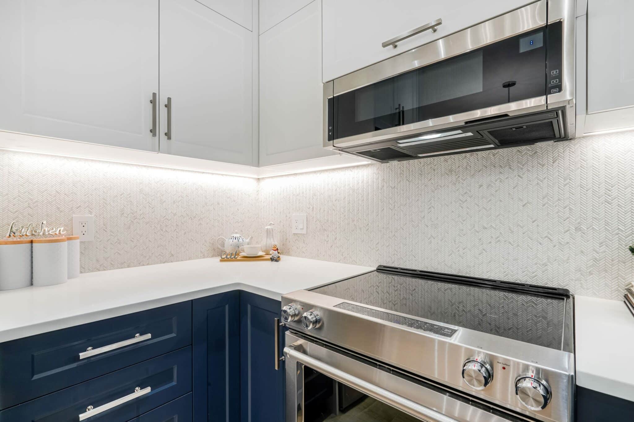 Armoires à Montréal marine et blanches