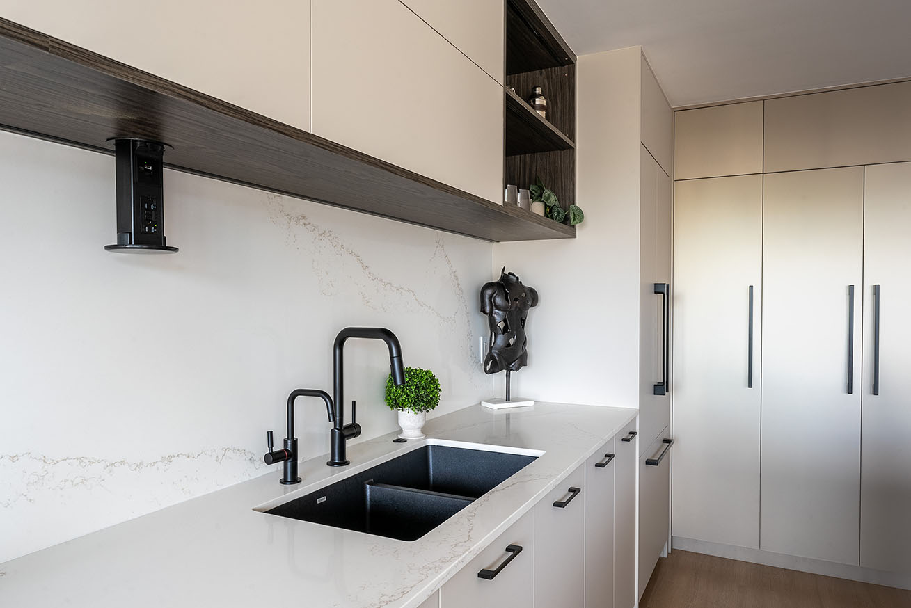 Robinet à Montréal noir avec prise électrique