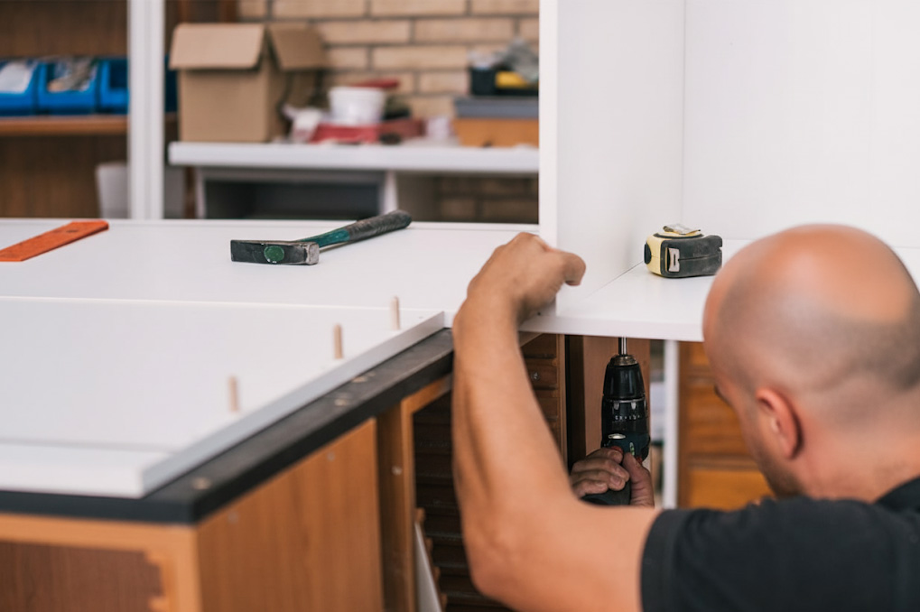 Installation professionnelle d'armoires de cuisine et salle de bains à Montréal