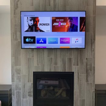 Installation murale TV avec câblage soigné